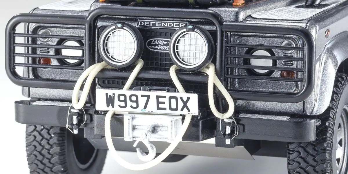 Kyosho Diecast Land Rover Defender 2001 Tomb Raider Edition 1/18 KSR08903TR - Image 3