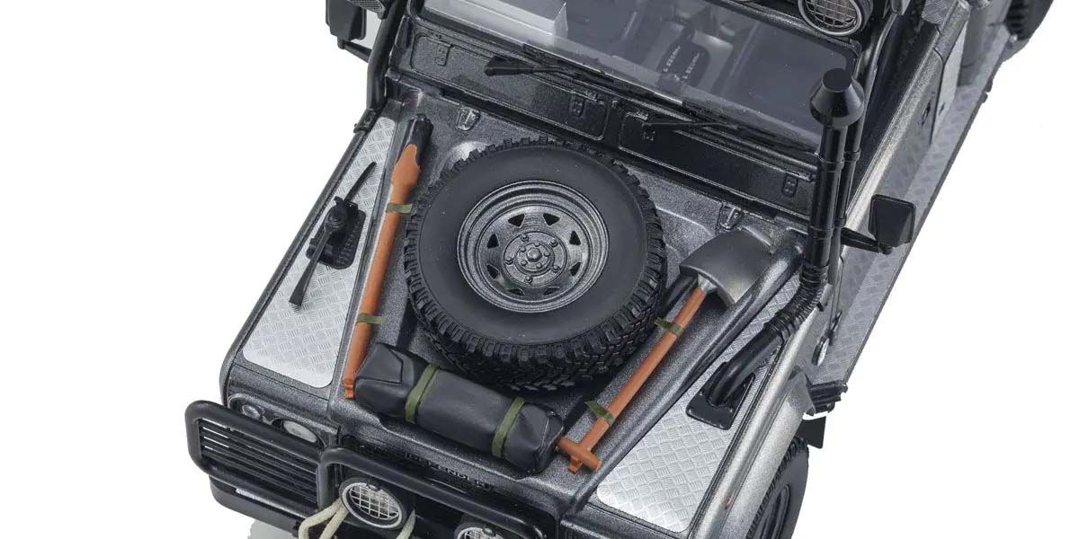 Kyosho Diecast Land Rover Defender 2001 Tomb Raider Edition 1/18 KSR08903TR - Image 4