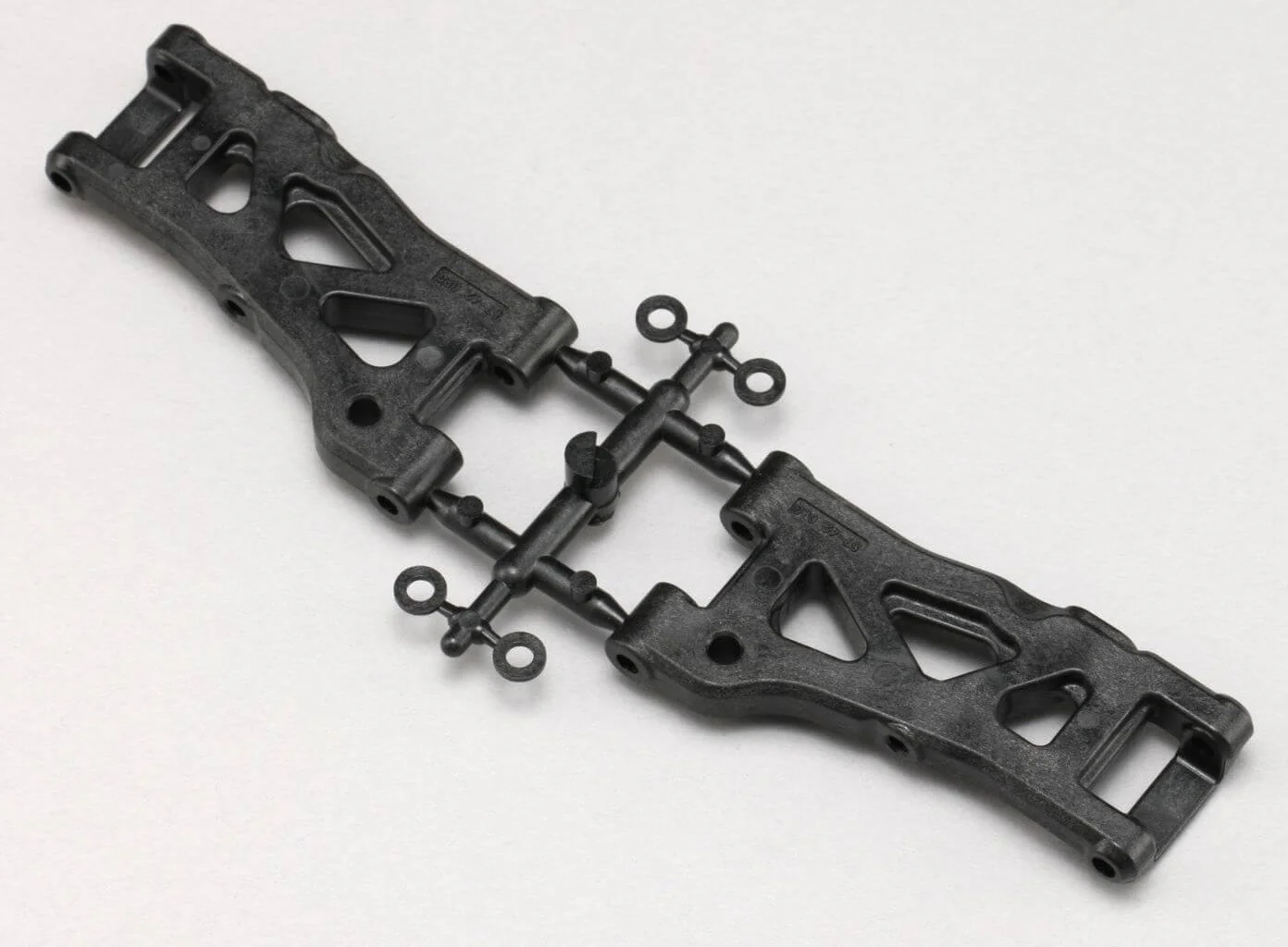Yokomo Triangle Inférieur Arrière Graphite 57/42 (x2) B10-008RGA